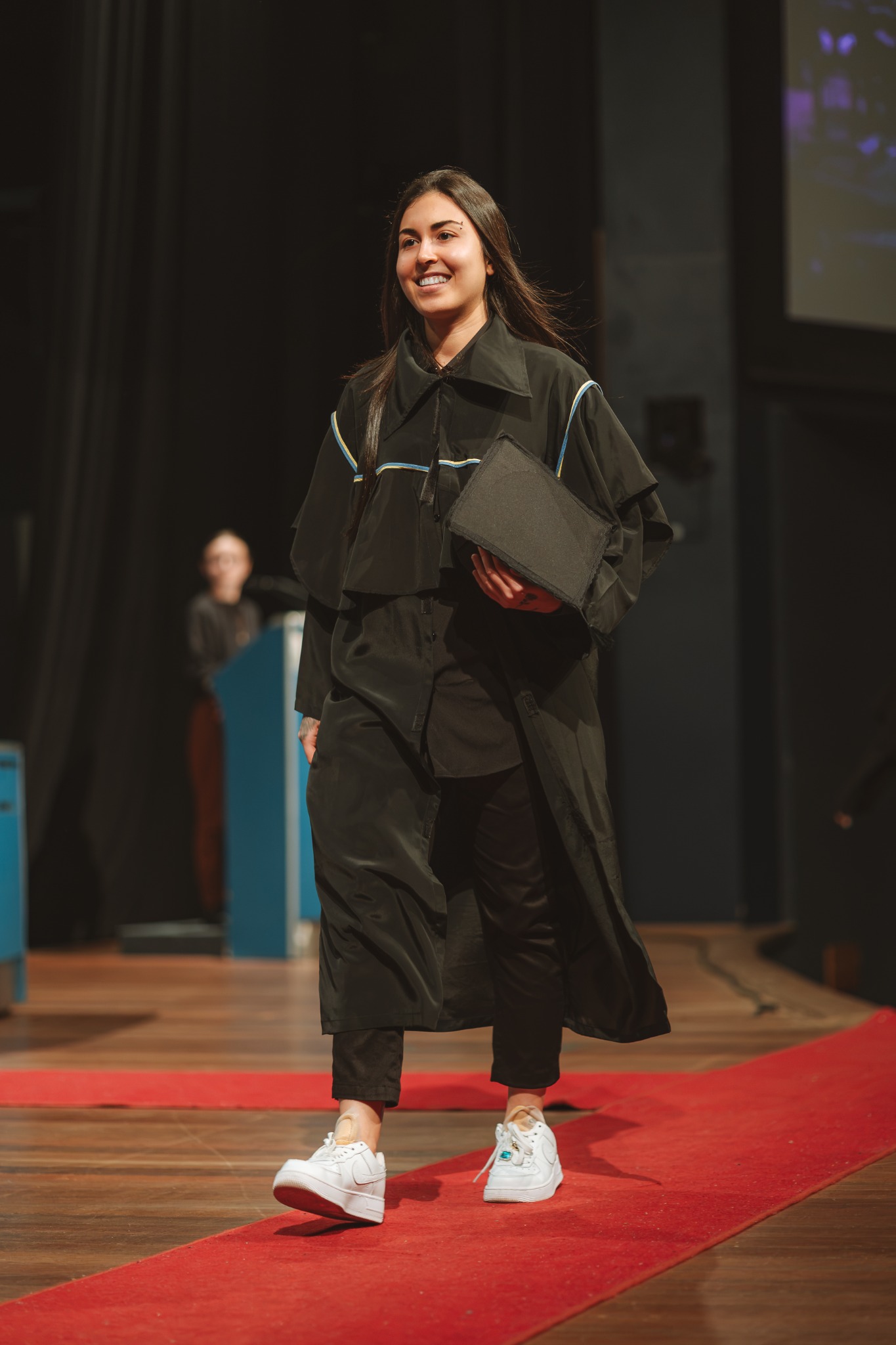 Mafê Resende de beca durante sua formatura