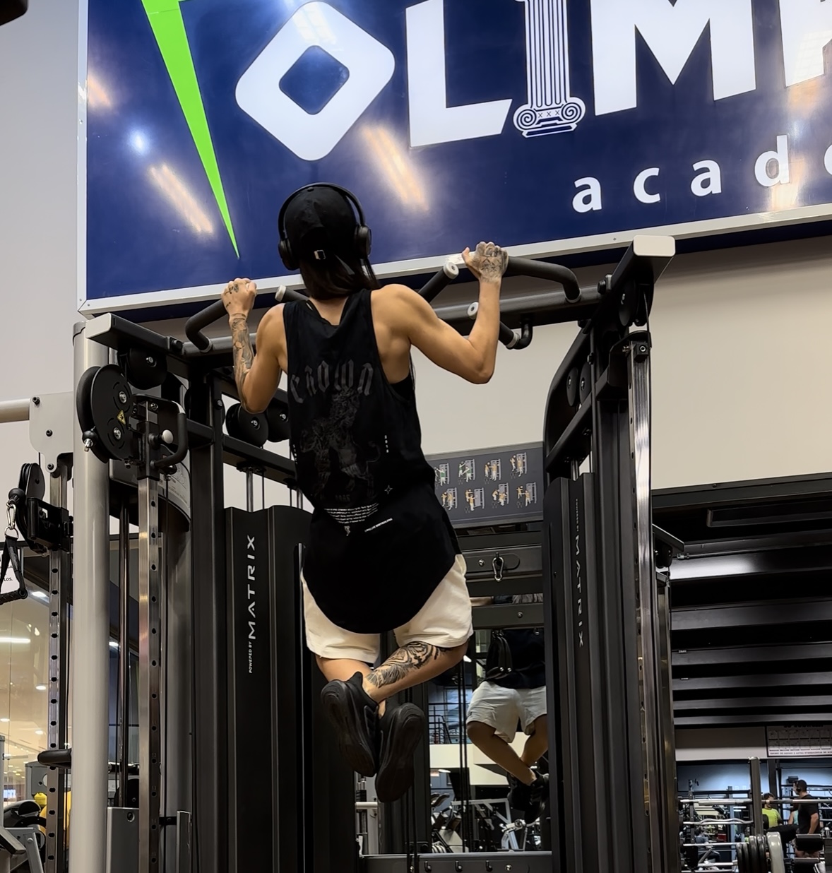 Mafê realizando exercício de força na academia
